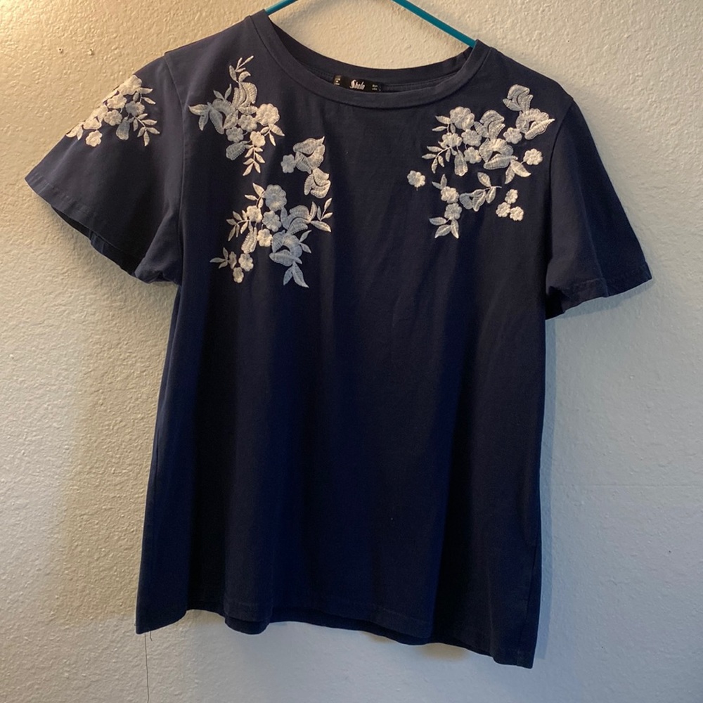 Navy blue flowy short sleeve with stitched flowers
